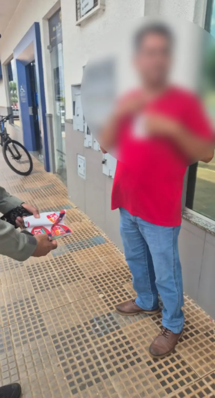 Três pessoas são levadas à delegacia por suspeita de distribuição irregular de material de Lula em Hidrolândia; vídeo - Foto