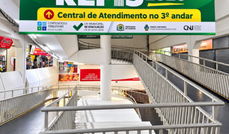 Banner REFIS 2026 no corredor moderno