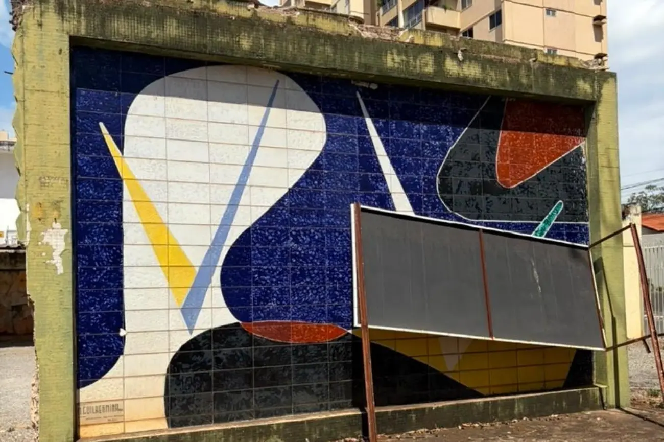 A arte está caindo: um painel de Maria Guilhermina. A Cultura vai esperar o quê?