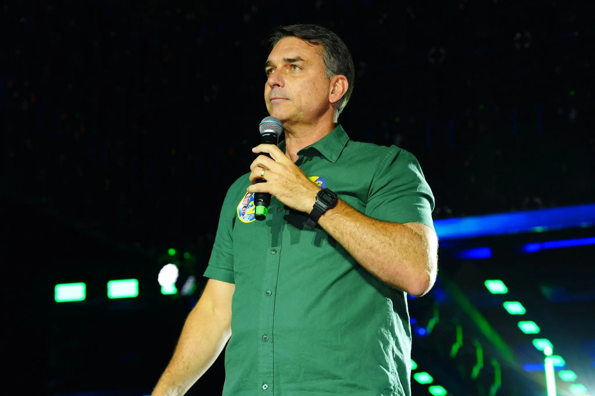 Flávio Bolsonaro anuncia pedido de cassação de Lula, critica retenção de passaportes e promete organizar oposição no Congresso - Foto