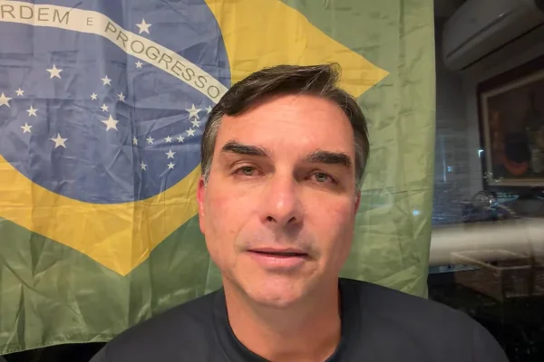 Aliados de Flávio são informados de que senador fugiu para a Argentina e pretendia seguir para os EUA