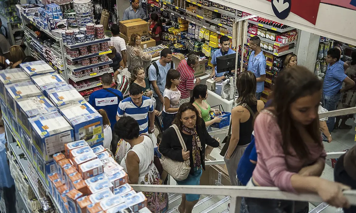 Dívidas dos consumidores crescem e acendem alerta para a Black Friday em Goiás